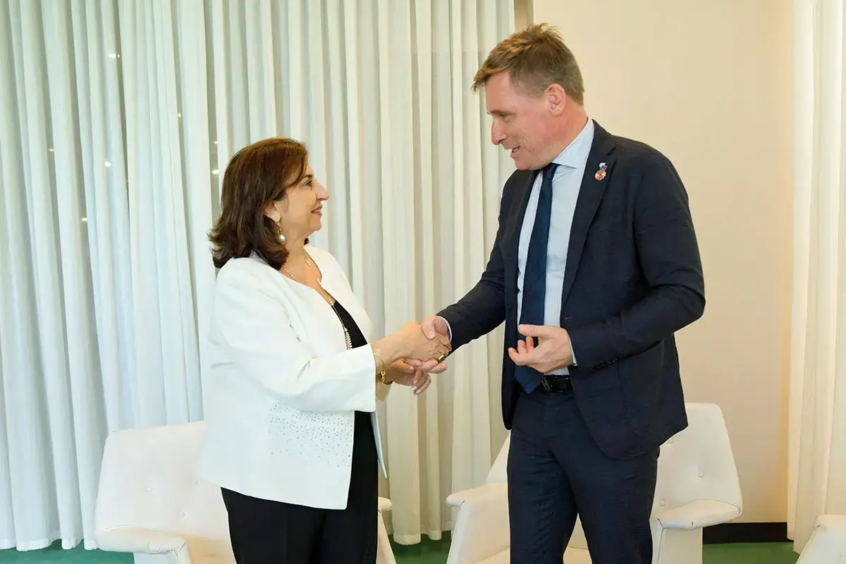 Sima Bahous and Oliver Röpke shake hands