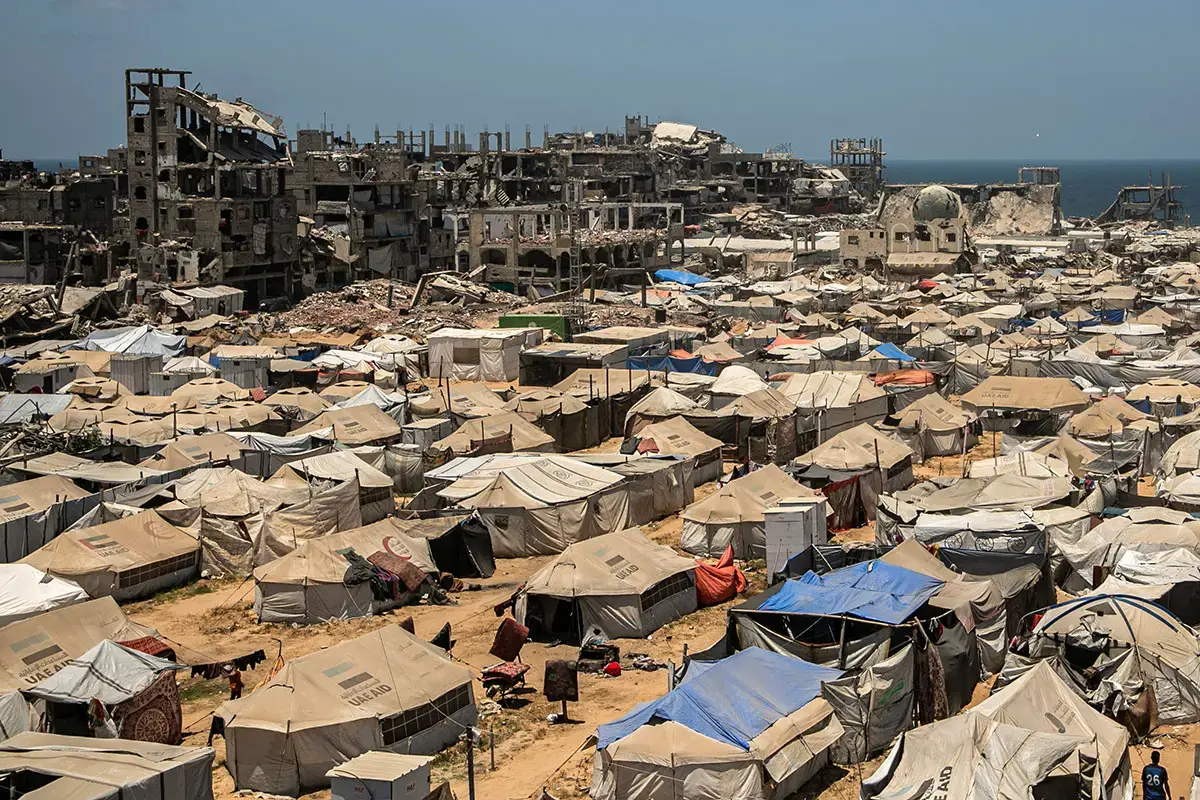Scenes of the displacement camp in the northern Al-Shati area, western Gaza City,showing families living in difficult conditions without reliable access to clean water.August 2025.Photo: UNICEF/UNI845952/Mohammed Nateel