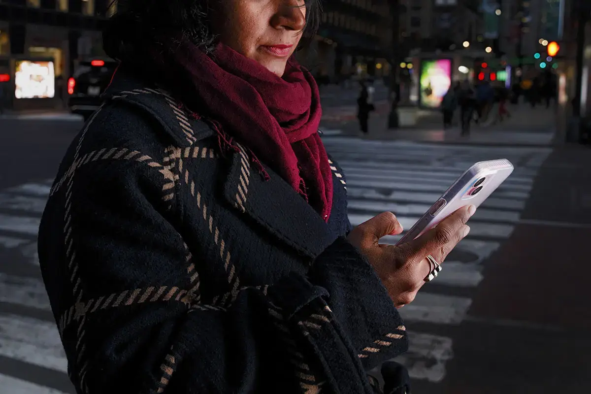 photo d'une femme regardant son téléphone portable