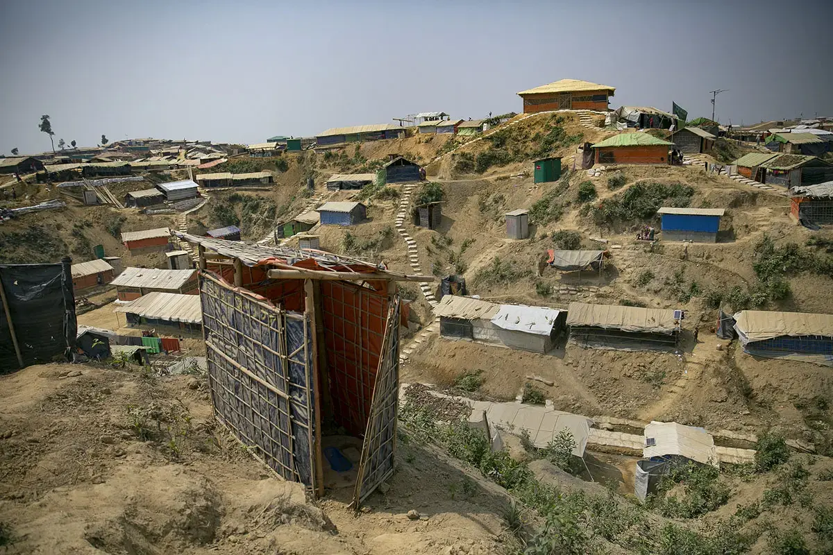 Des latrines dans un village à flanc de colline.
