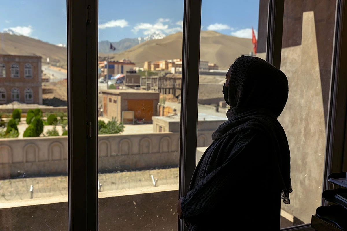 Masoma* est responsable au sein d’une organisation dirigée par des femmes dans le centre de l’Afghanistan qui, avec le soutien d’ONU Femmes, dispense des soins de santé primaires, des consultations en santé mentale, un accompagnement psychosocial et des formations professionnelles à près de 400 femmes chaque semaine.