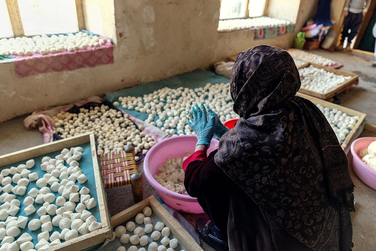 ONU Femmes soutient les femmes entrepreneures afghanes pour créer des opportunités économiques et établir des moyens de subsistance, malgré les nombreuses difficultés auxquelles elles se heurtent.