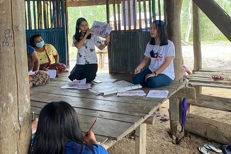 •   San May Khine  presents resources for coping with COVID-19 and personal protection equipment to women migrant workers  All Photos Courtesy San May Khine