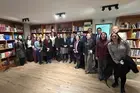 El encuentro tuvo como propósito promover el intercambio técnico y la cooperación regional, identificando prácticas replicables que permitan fortalecer respuestas consulares a la atención de violencia de género en contextos de movilidad. Participaron funcionarias del Ministerio de Relaciones Exteriores de Chile y de las representaciones consulares y diplomáticas de Bolivia, Colombia, Costa Rica, Cuba, El Salvador, Guatemala, Honduras, República Dominicana y México.   La Embajadora Laura Beatriz Moreno, Emba