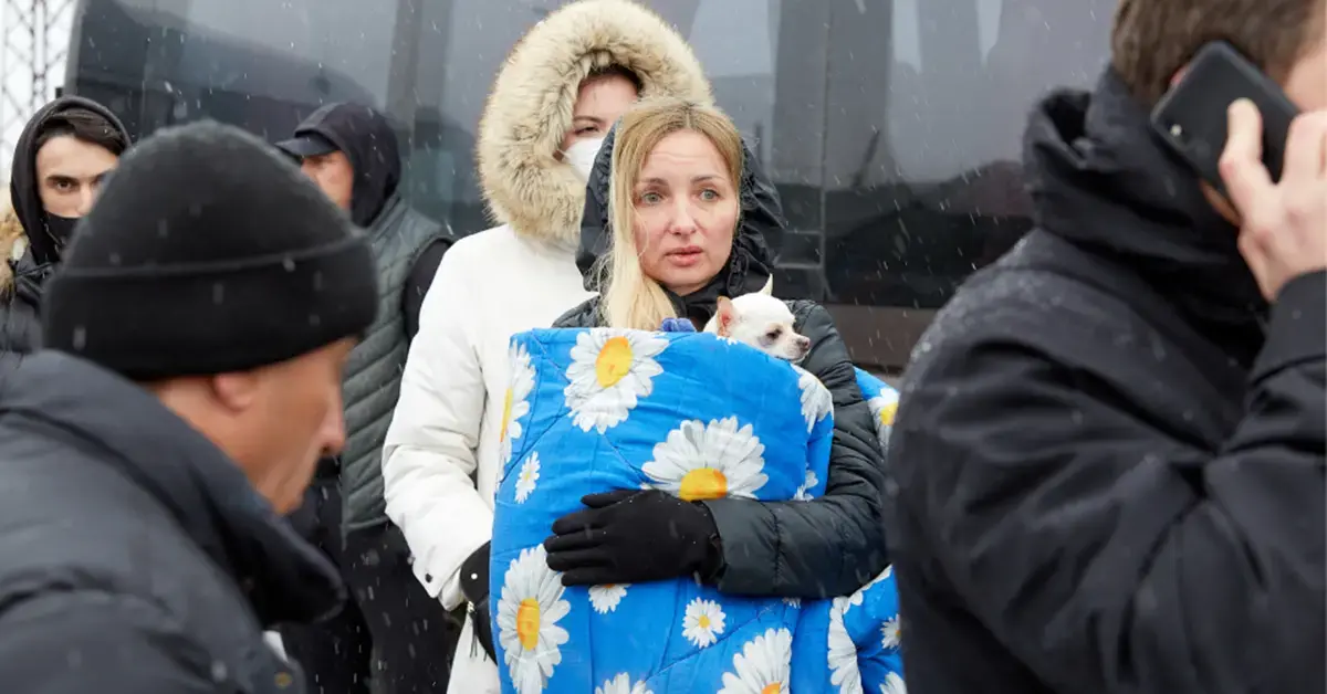 A Ukrainian woman waiting in line at the Palanca-Maiaki-Udobnoe border crossing point, between the Republic of Moldova and Ukraine, 1 March 2022. Photo: Aurel Obreja, UN Women Moldova