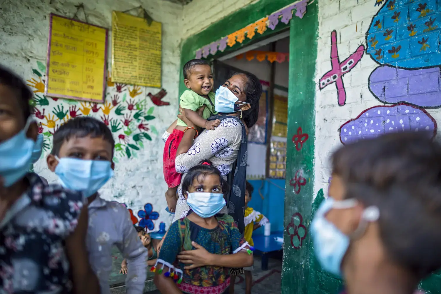 Niños y niñas en una creche móvil en Greater Noida (India). Una creche es una guardería que brinda cuidado infantil mientras las madres y padres trabajan. Fotografía: ONU Mujeres/Prashanth Vishwanathan.
