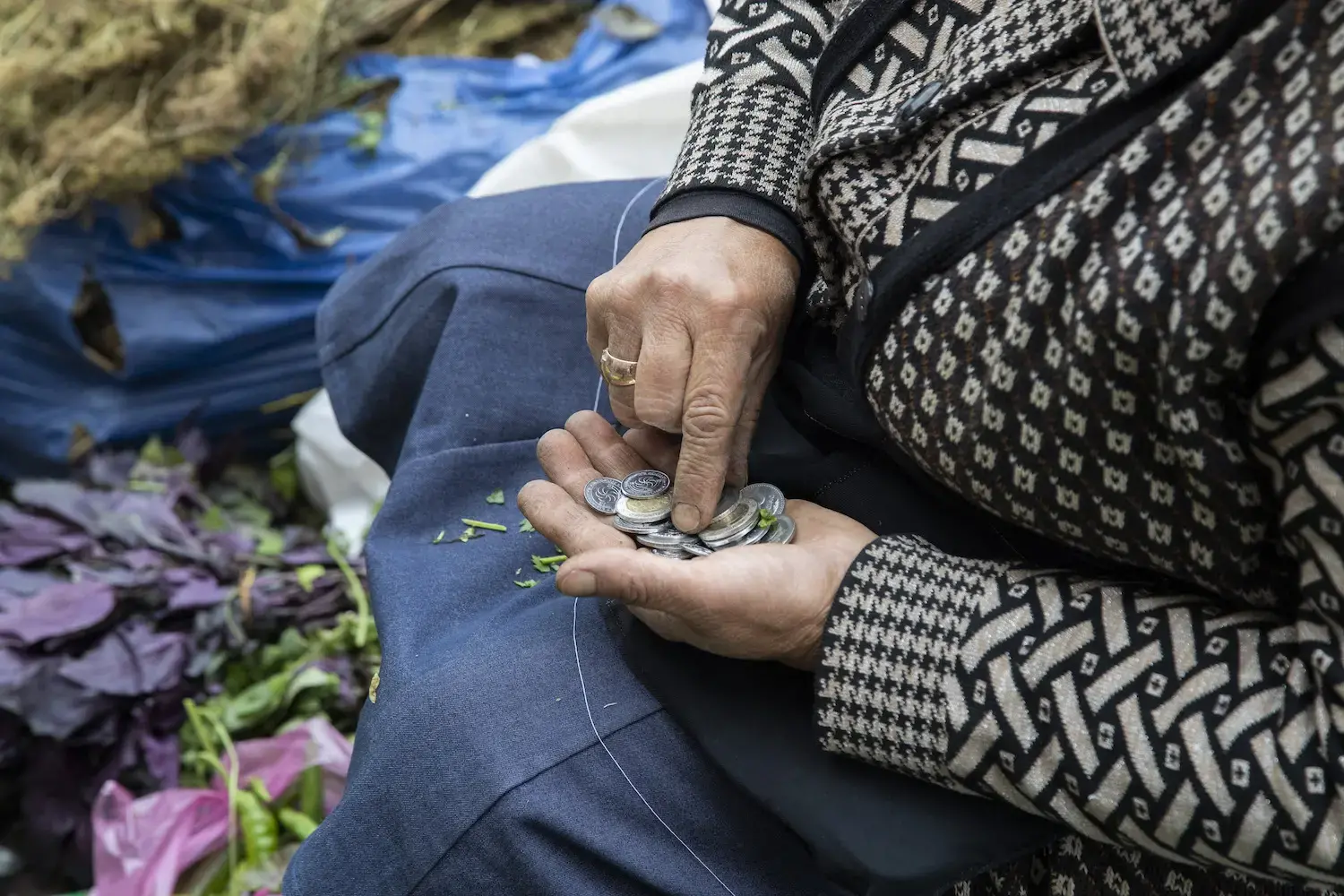 En Tiflis (Georgia), la restricción del transporte público ha dificultado enormemente el trabajo de quienes comercializan productos. Fotografía: Fotografía del FMI/Daro Sulakauri.