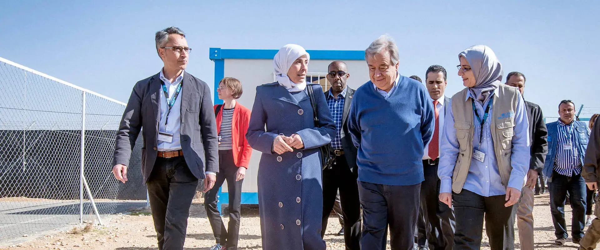En marzo de 2017, el Secretario General de la ONU, António Guterres, visita el centro de ONU Mujeres en el campo de refugiados de Za'atari en Jordania para interactuar con mujeres y niñas refugiadas sirias que residen en Jordania.