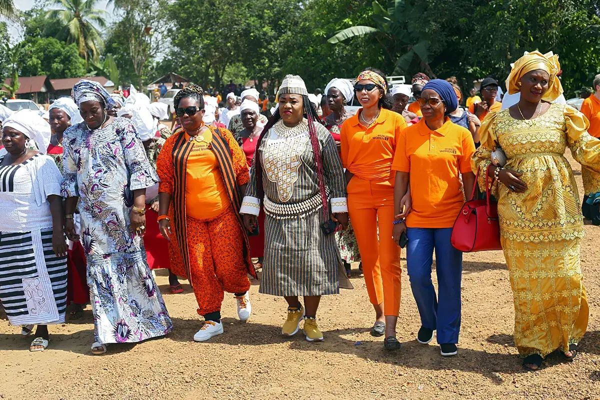 Traditional leaders welcome Liberia’s Minister of Gender, Children and Social Protection, Hon. Williametta Saydee-Tarr (third from left); Jaha Dukureh, UN Women Goodwill Ambassador for Africa on ending female genital mutilation and child marriage (fifth from left) and UN Women Liberia Country Representative, Comfort Lamptey (sixth from left) to the launch of the 16 Days of Activism against GBV event in Sonkay Town, Liberia on 25 November 2022. Photo: UN Women/Nurudeen Sanni